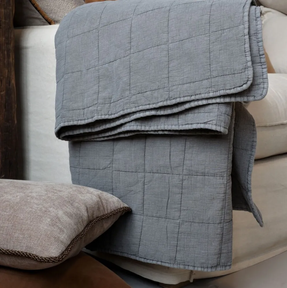Chic Antique Aix Vintage Quilt