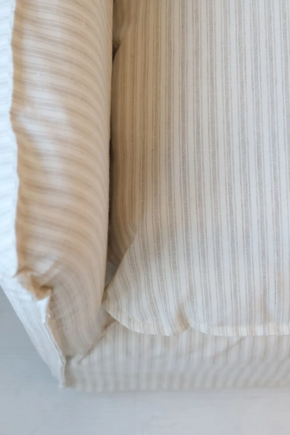 Chic Antique Malo Leinensofa mit 5 Kissen – Französischer Landhausstil
