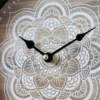 Chic Antique Wanduhr mit floralem Muster