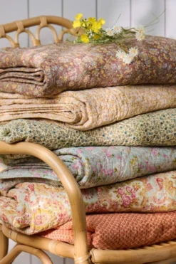 IB Laursen Quilt Blütenzauber – Beige mit gelben, grünen & himbeerfarbigen Blumen